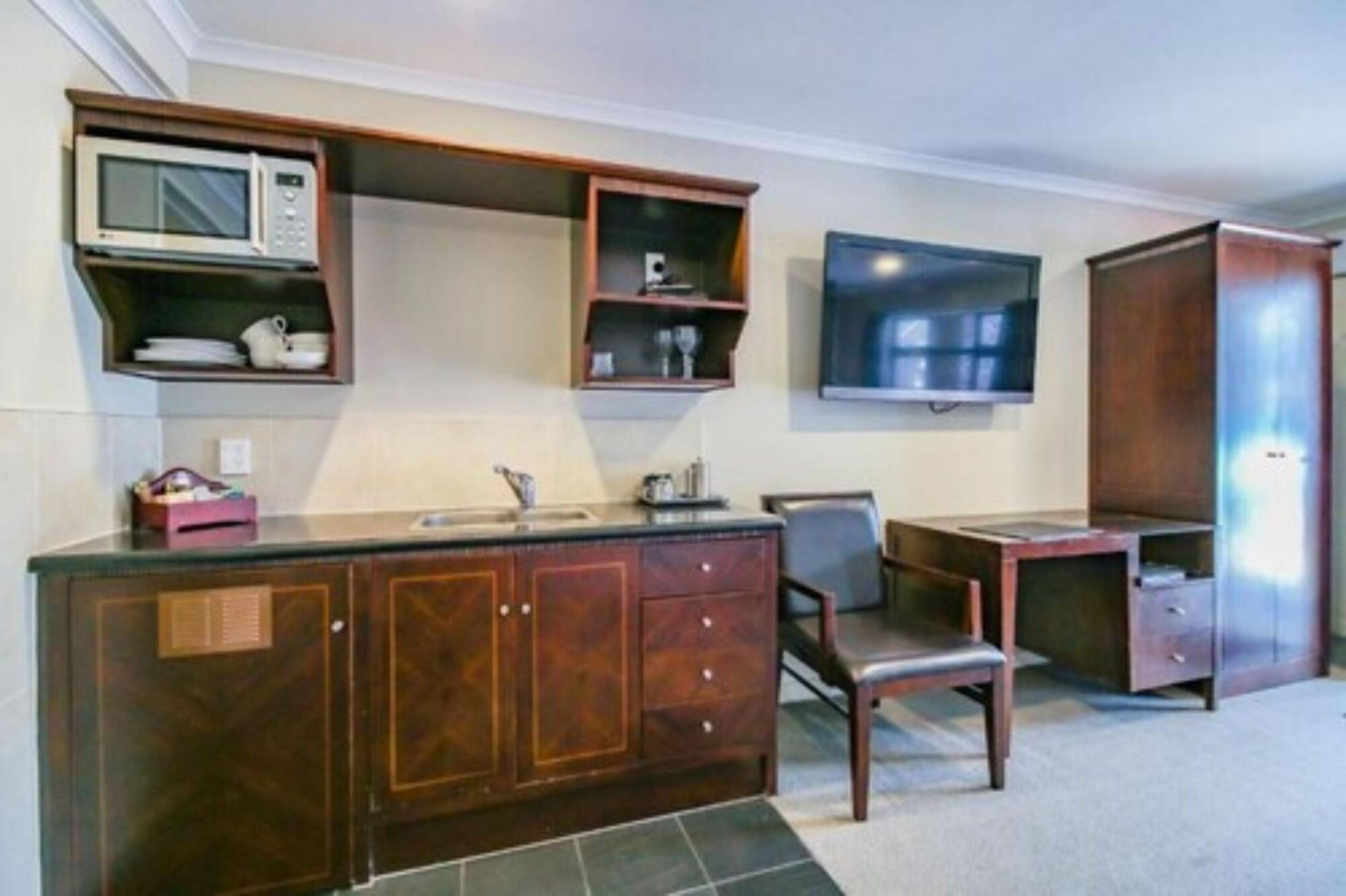 وانجانيو Aotea Motor Lodge المظهر الخارجي الصورة A typical studio apartment