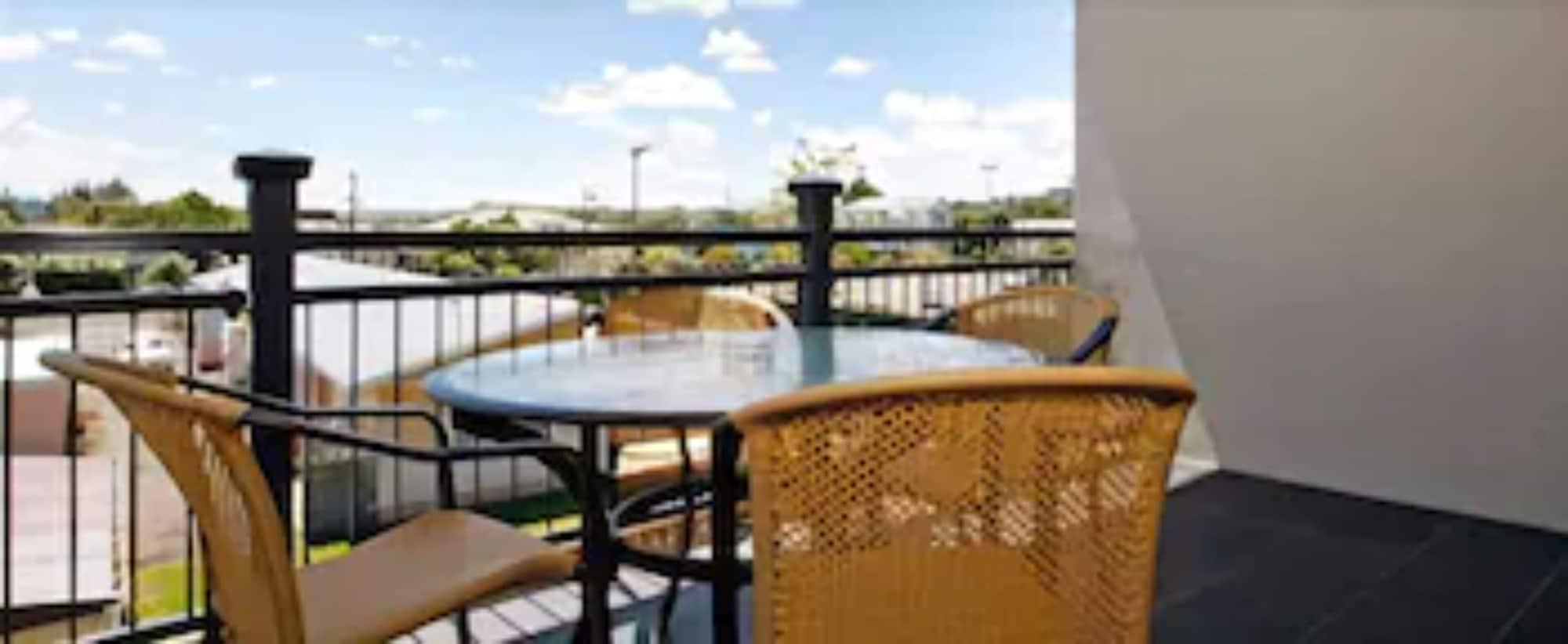 وانجانيو Aotea Motor Lodge المظهر الخارجي الصورة A balcony at a hotel