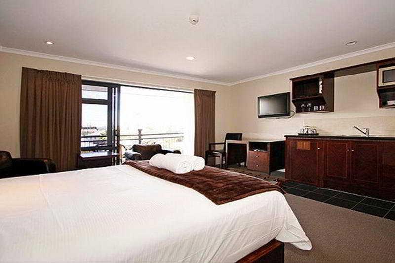 وانجانيو Aotea Motor Lodge المظهر الخارجي الصورة A typical studio apartment