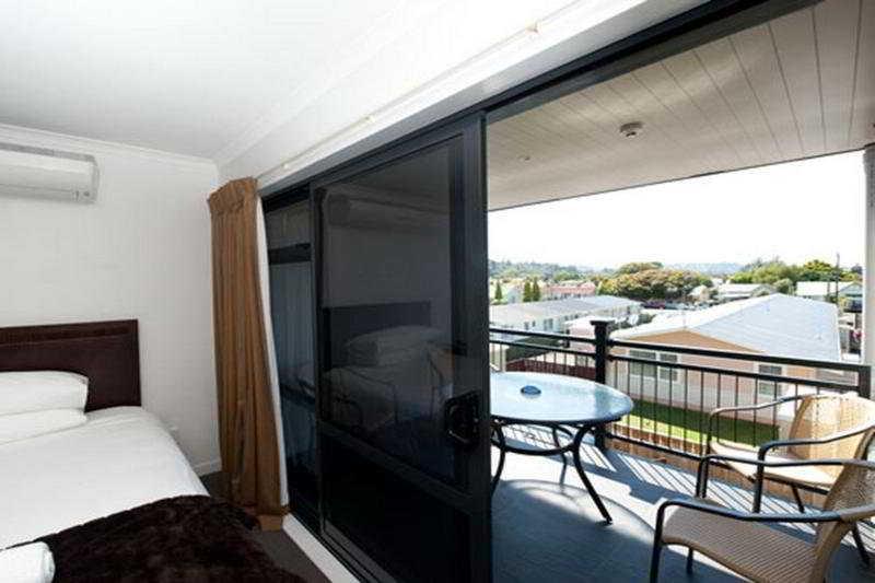 وانجانيو Aotea Motor Lodge المظهر الخارجي الصورة A sliding door