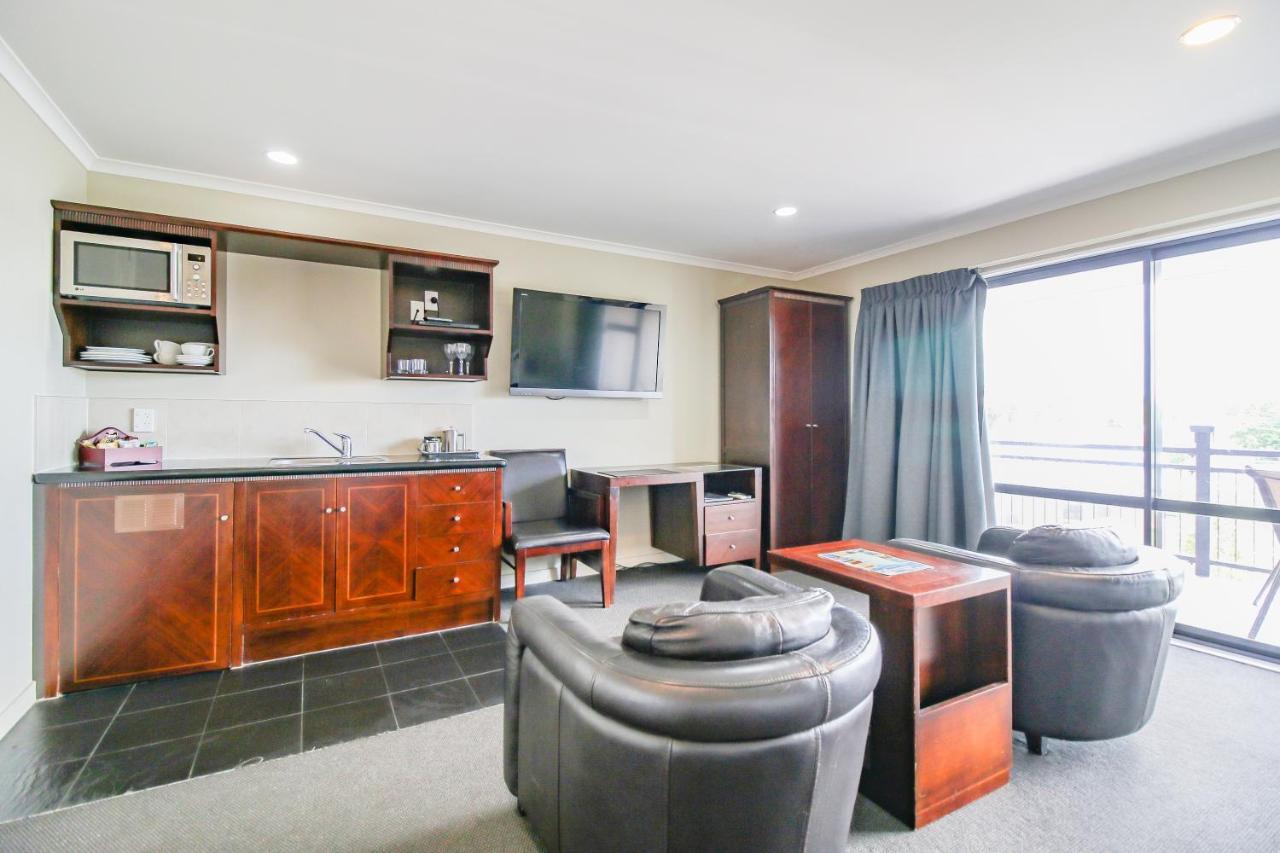 وانجانيو Aotea Motor Lodge المظهر الخارجي الصورة A typical studio apartment