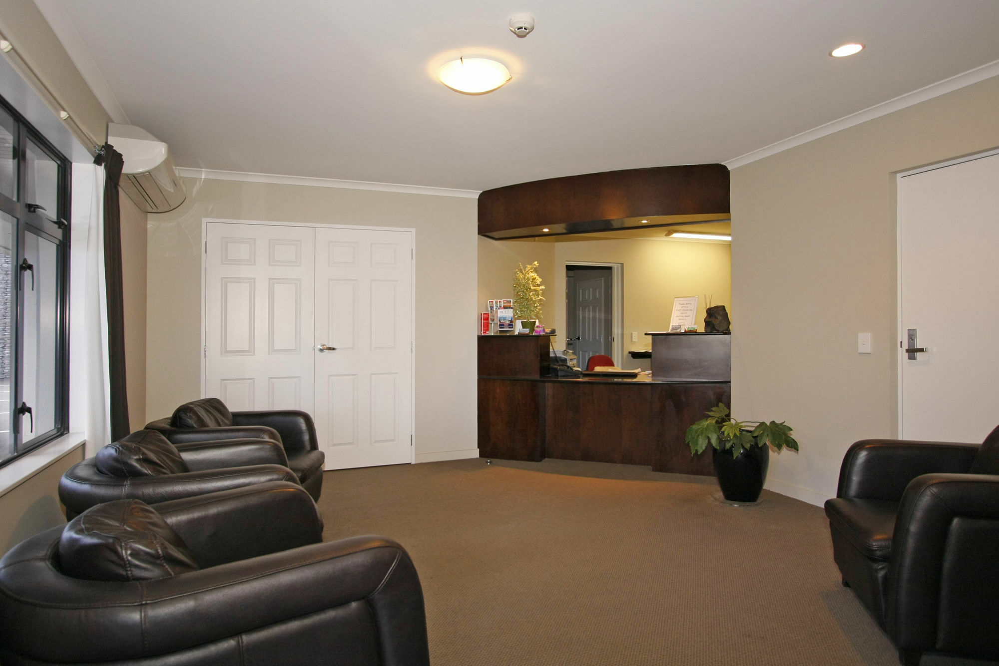 وانجانيو Aotea Motor Lodge المظهر الخارجي الصورة The reception area of a dental practice